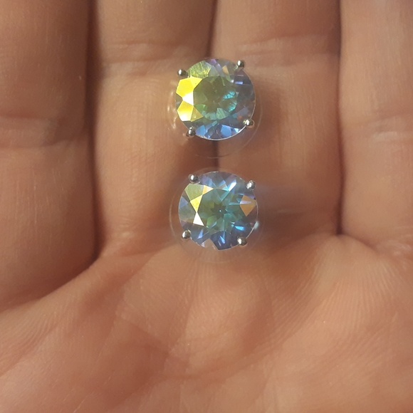 boutique Jewelry - stunning mercury mystic topaz studs. ( 6.35 ctw. )